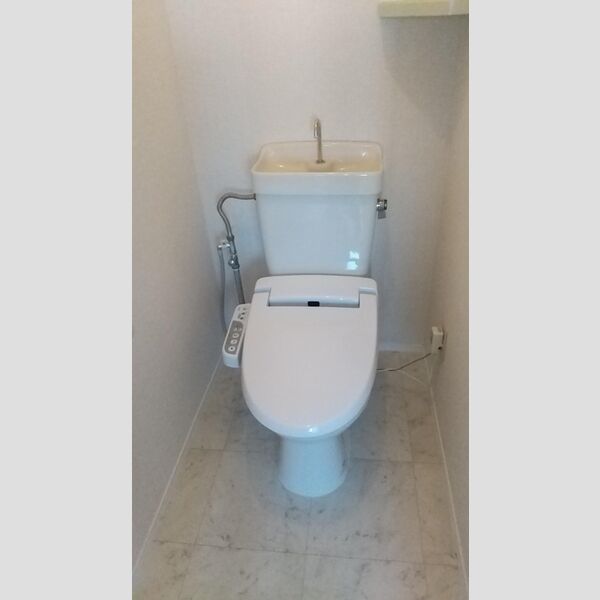 トイレ (トイレ)