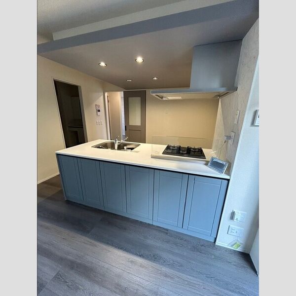 キッチン (キッチン(人口大理石　三口コンロ付き))