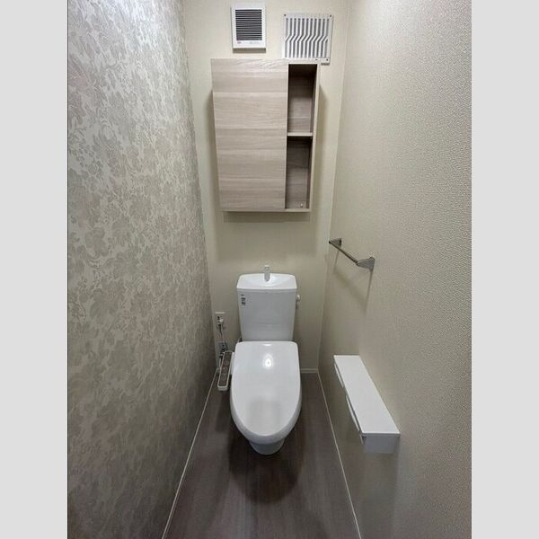 トイレ (トイレ(温水洗浄便座　収納棚付き))