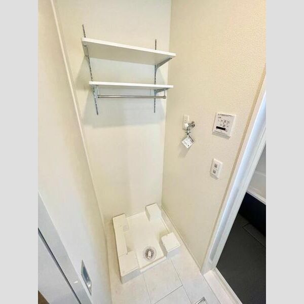 洗面所 (洗濯機置場(上部収納付き))
