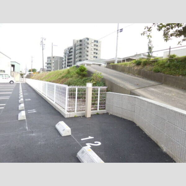 現地周辺 (駐車場と外周フェンス)
