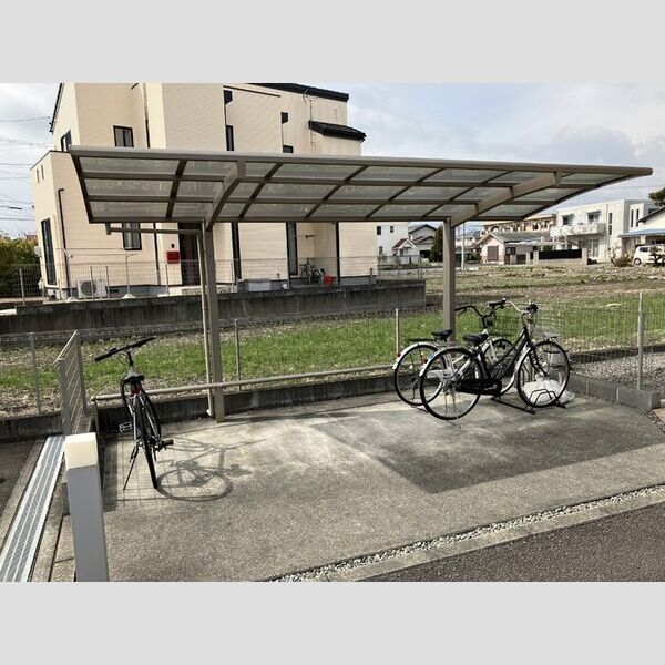 現地周辺 (駐輪場)