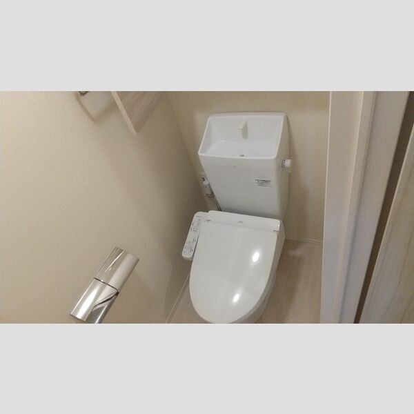 トイレ (トイレ)