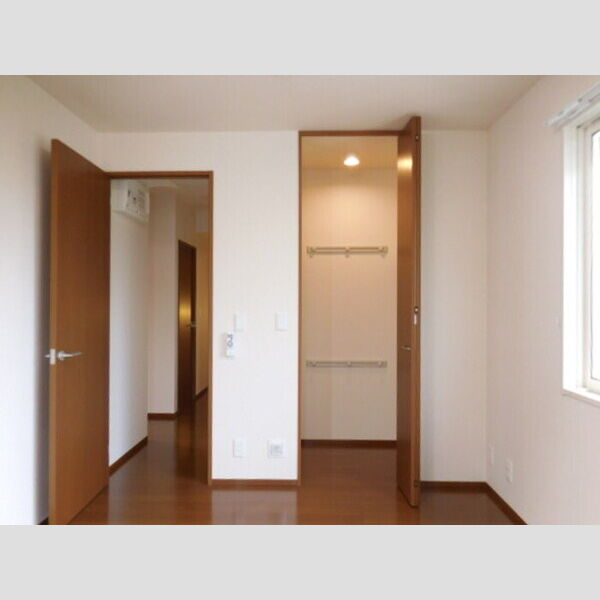 収納 (洋室6帖クローゼット)