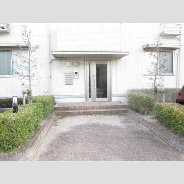 エントランス (共用部ドア、オートロック付です。)