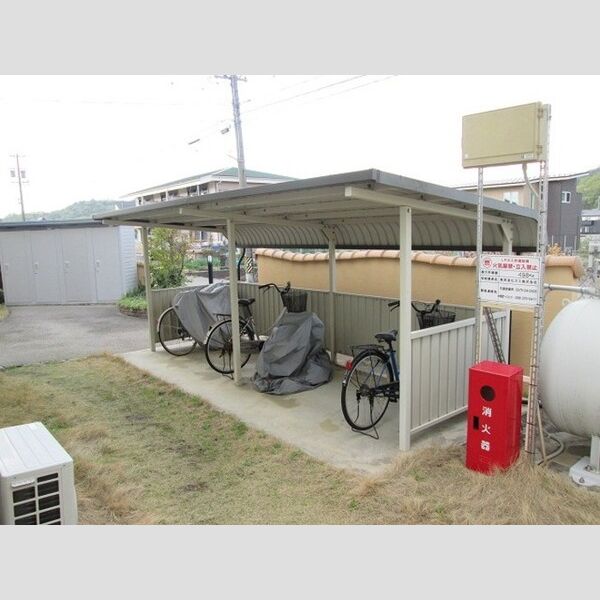 現地周辺 (駐輪場)