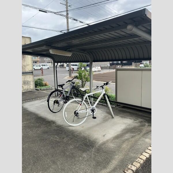 現地周辺 (駐輪場)