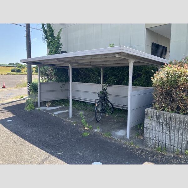 現地周辺 (駐輪場)