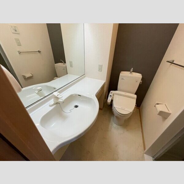 トイレ (温水洗浄暖房便座・洗面台)