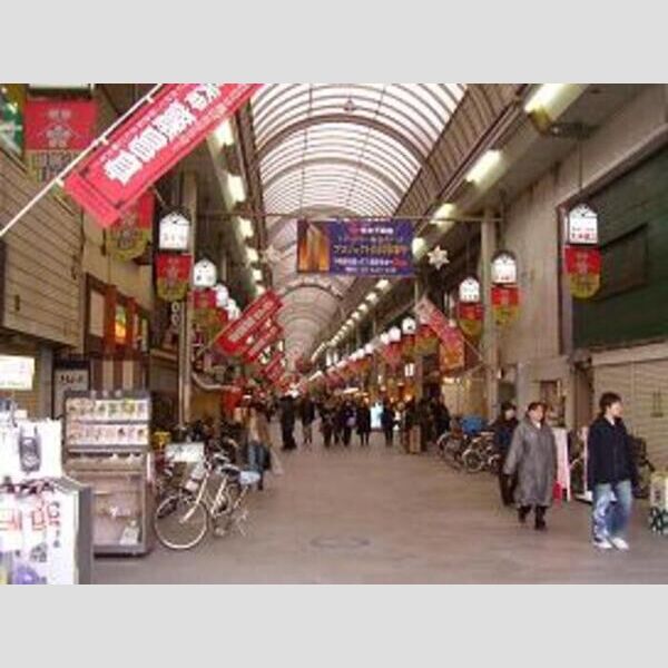 現地周辺 (にぎやかな日本一長い天神橋筋商店街)