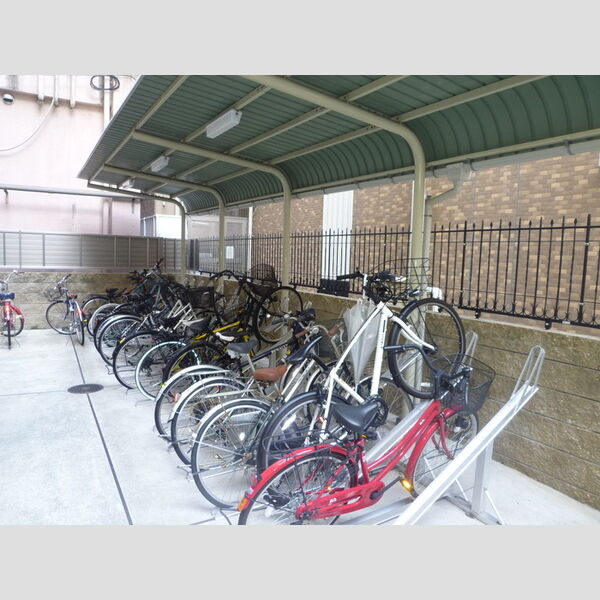 現地周辺 (駐輪場)