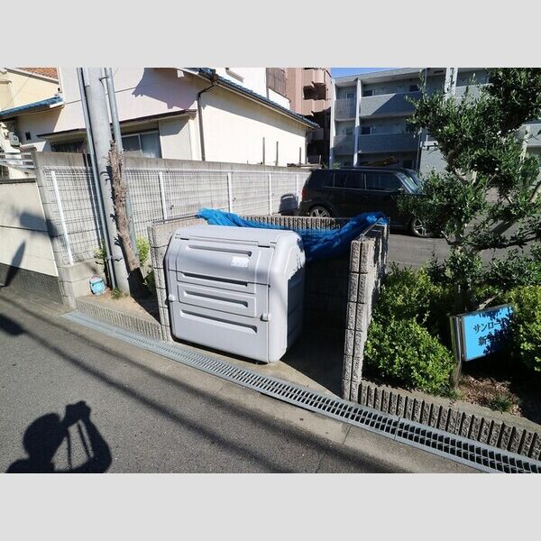 現地周辺 (ゴミ庫)