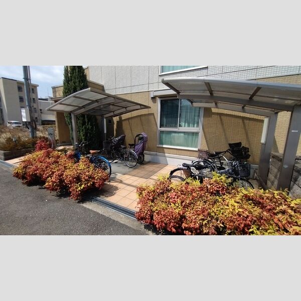 現地周辺 (駐輪場)