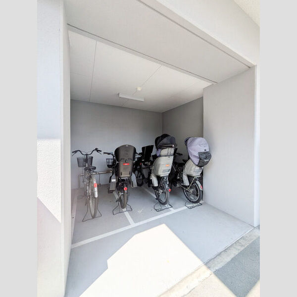 現地周辺 (駐輪場)