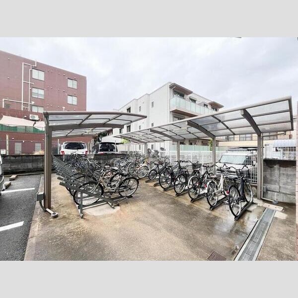 現地周辺 (駐輪場)