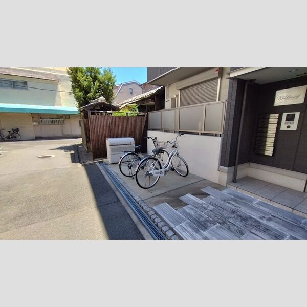 現地周辺 (駐輪場)