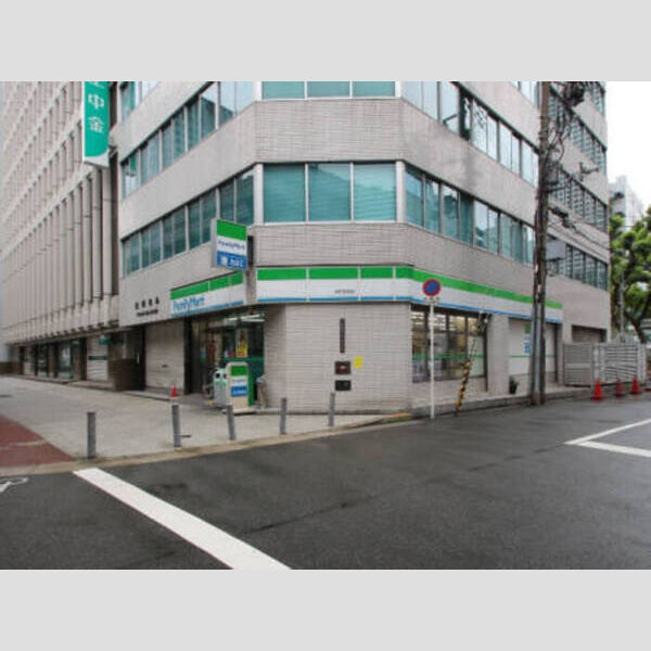 現地周辺 (ファミリーマート本町駅西店・・・88m)