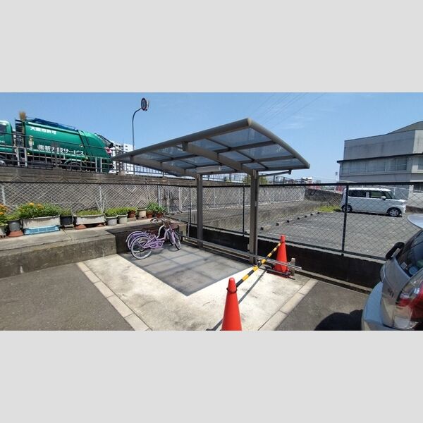 現地周辺 (駐輪場)