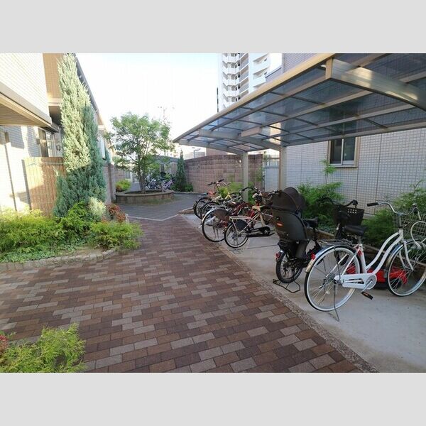 現地周辺 (駐輪場)