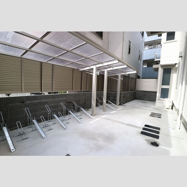 現地周辺 (駐輪場)