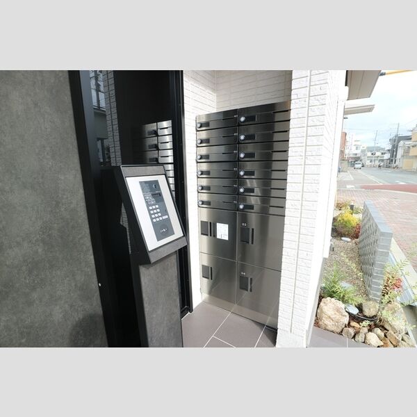 現地周辺 (ポスト(上段)・宅配BOX(下段))