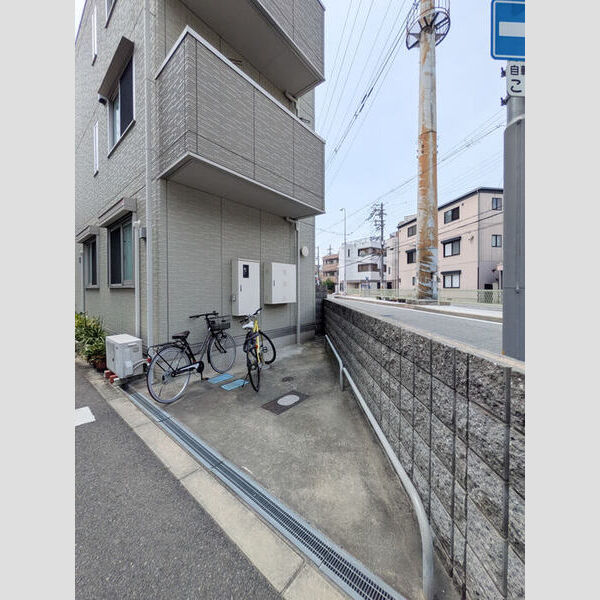 現地周辺 (駐輪場)