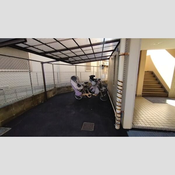 現地周辺 (駐輪場)