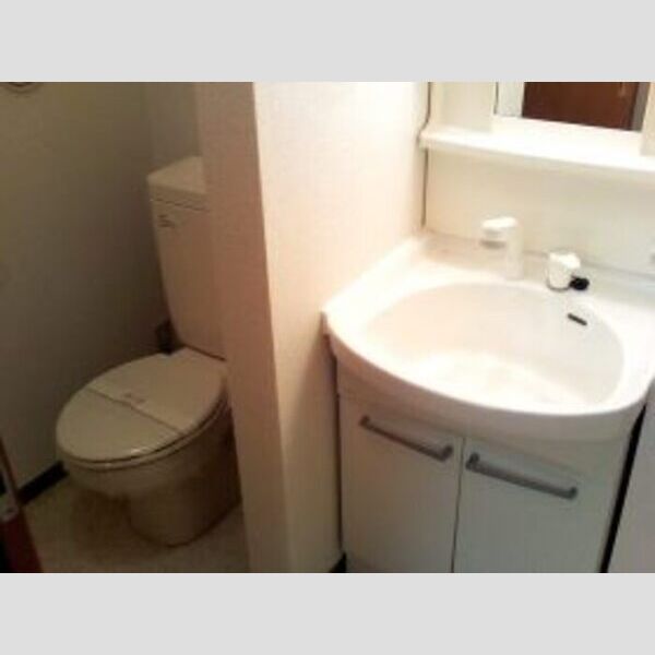 トイレ (洗髪化粧台&トイレ①)