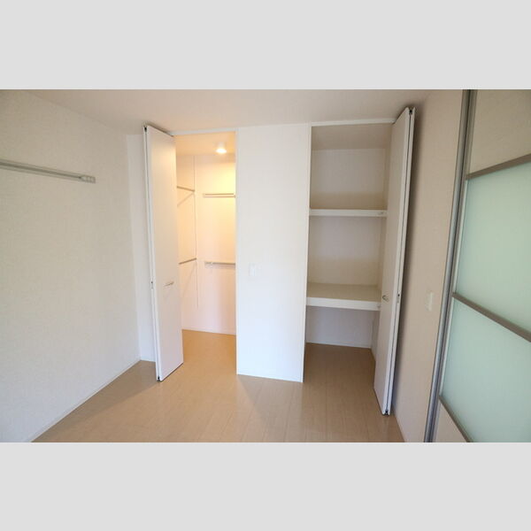 収納 (左→ワンタッチステップクローゼット右→物入)