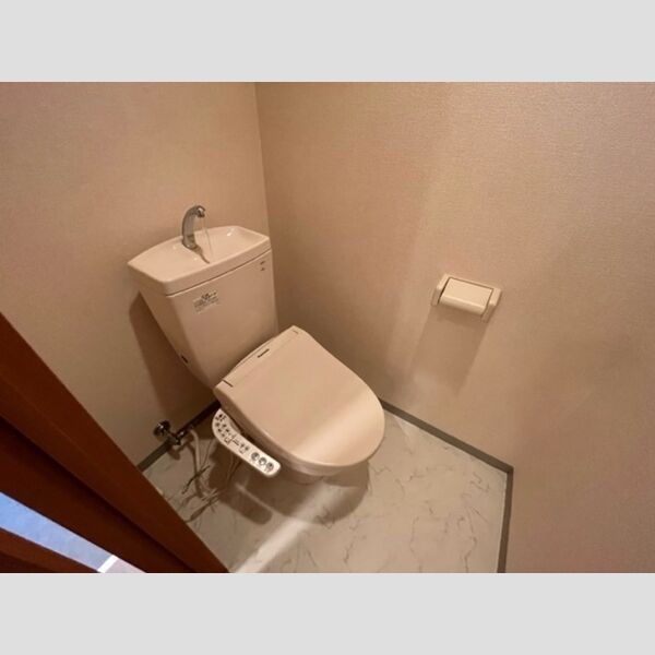 トイレ (トイレ)