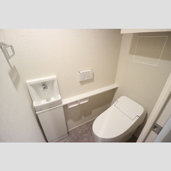 トイレ (ウォシュレット付き)