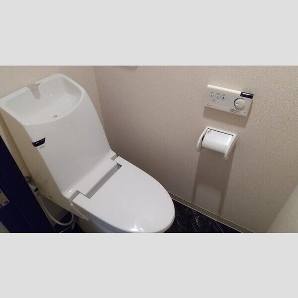 トイレ (トイレ)