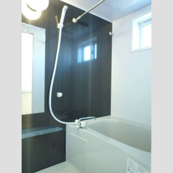 バス (お風呂は浴室乾燥機に換気に便利な小窓付♪)