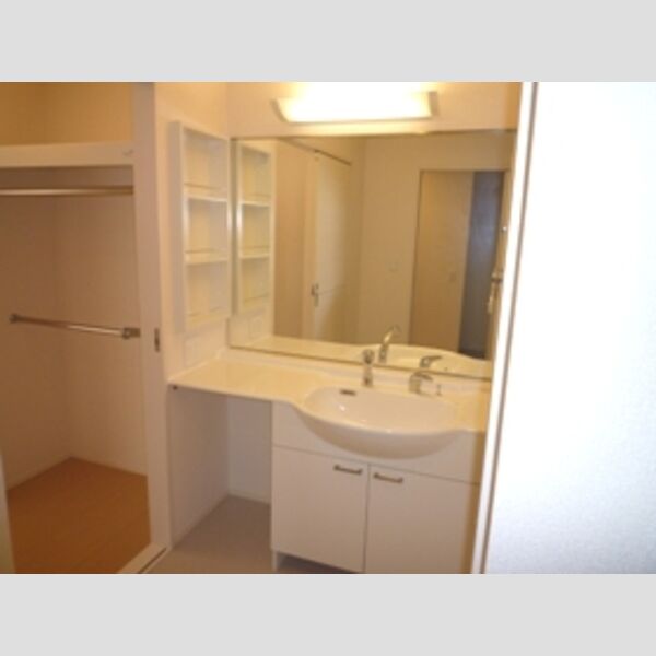 洗面所 (洗面台は大型鏡付♪)