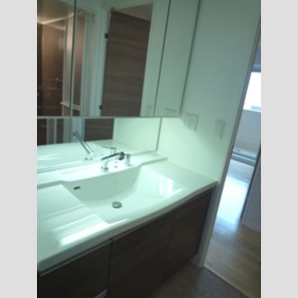 収納 (洗面台の大鏡の裏には収納棚があります☆)