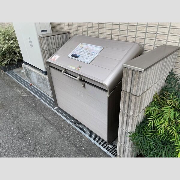 現地周辺 (ゴミ庫)