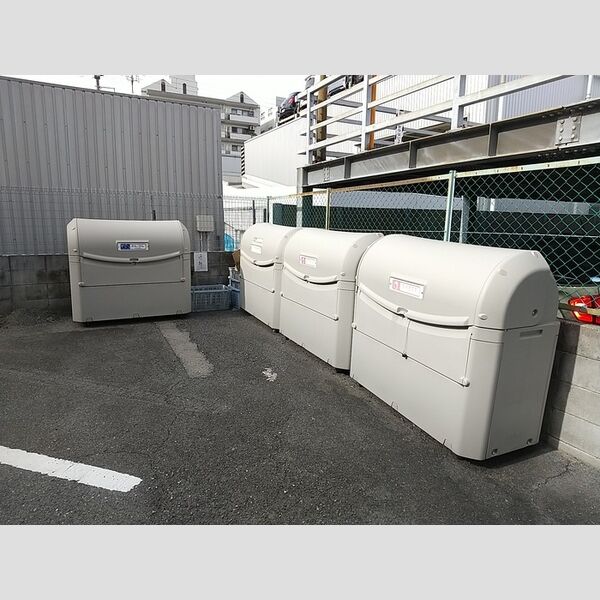 現地周辺 (ゴミ置き場)