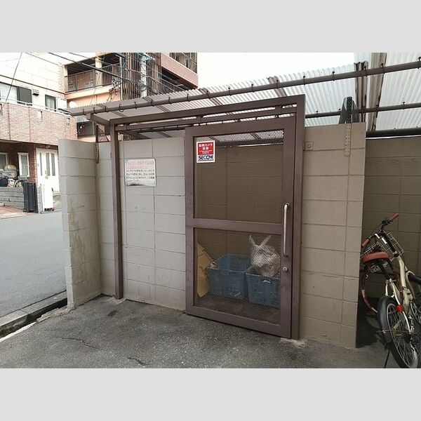 現地周辺 (ゴミ置場)