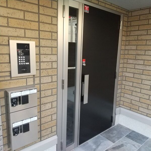 エントランス (オートロック付きのエントランス　宅配ボックス付き)