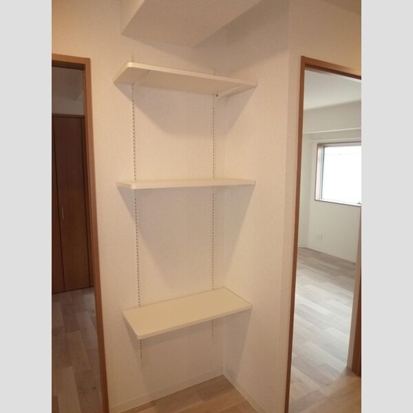 その他 (廊下の飾り棚)