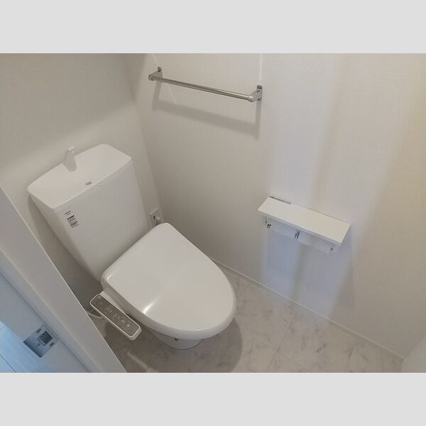 トイレ (トイレ)