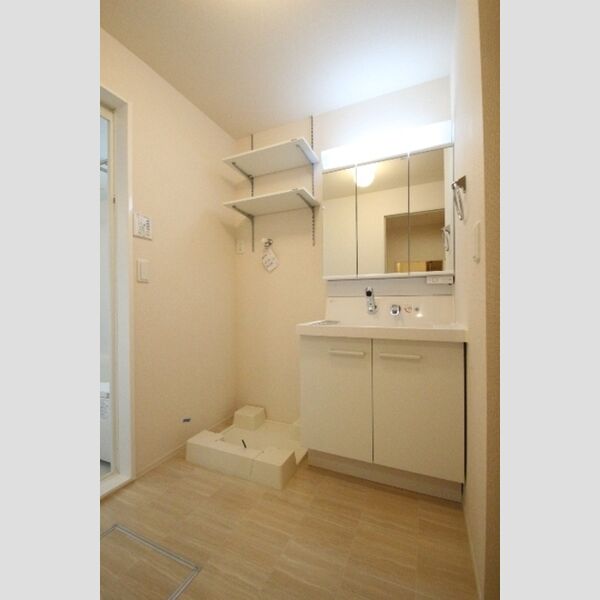 洗面所 (洗面室の雰囲気です)