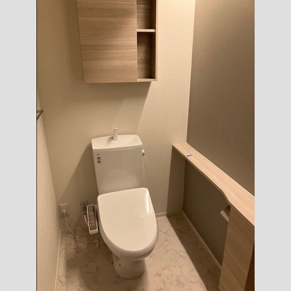トイレ (トイレ)
