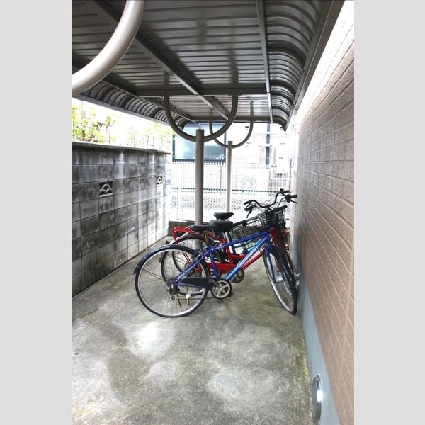 現地周辺 (駐輪場)