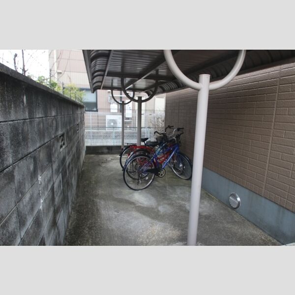 現地周辺 (駐輪場)