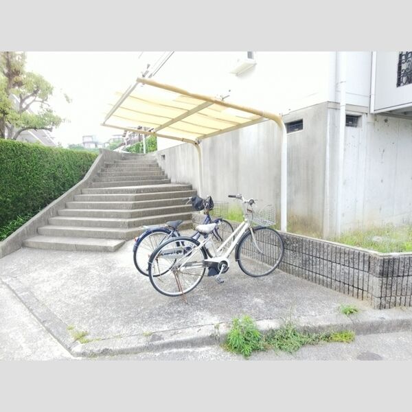 現地周辺 (駐輪場)