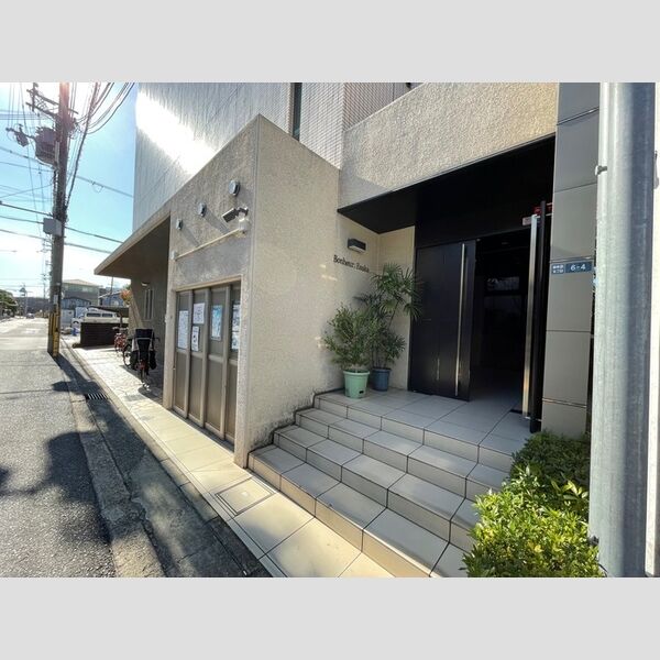 エントランス (入口　ゴミ庫)