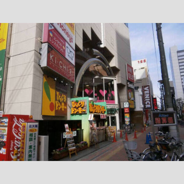 現地周辺 (びっくりドンキー・ユニクロ・スターバックス等)