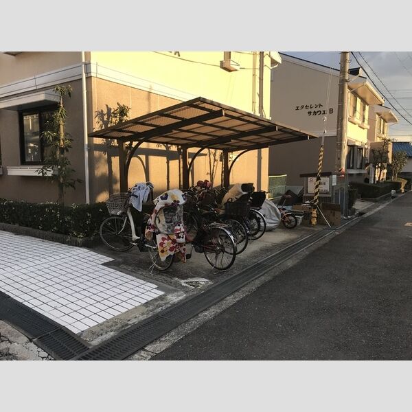 現地周辺 (駐輪場)