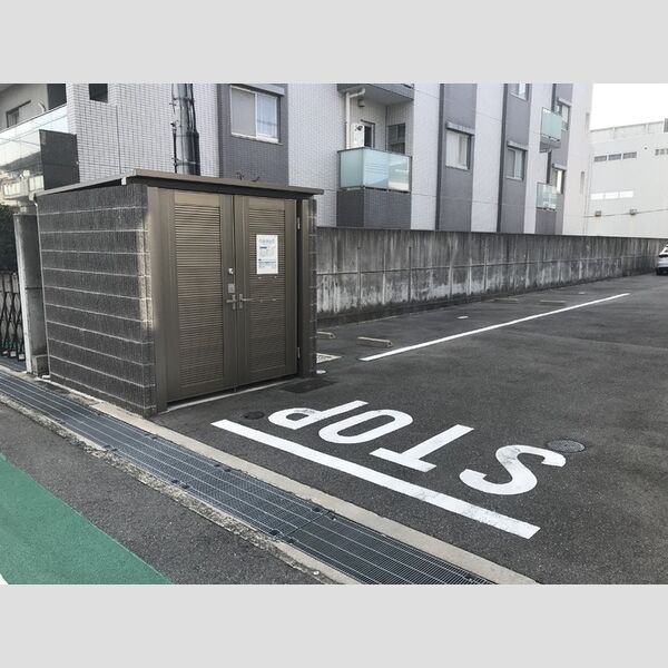 現地周辺 (ゴミボックス)